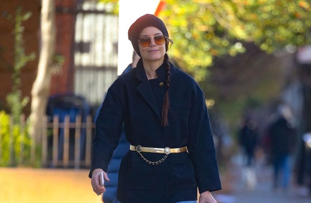 Katie Holmes : son astuce pour donner du peps à un manteau noir