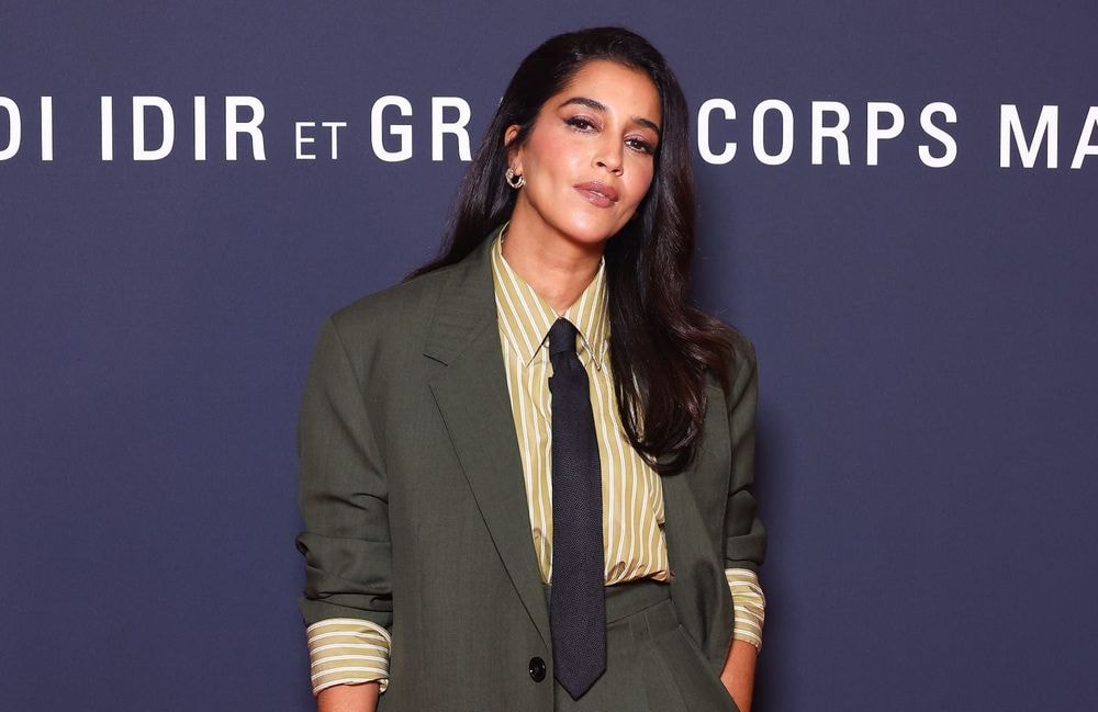 Leïla Bekhti revisite avec féminité le costume deux-pièces à l’avant-première de « Monsieur Aznavour »