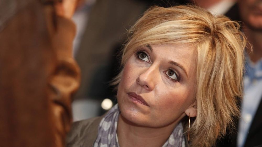 Après Patrick Bruel, Flavie Flament embrassée de force par Julio Iglesias, les images choc font réagir : "C'est une agression !"