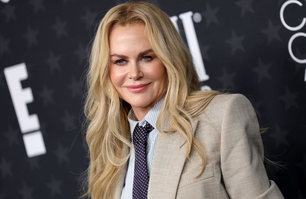 Blond vénitien, frange floue et boucles assumées : Nicole Kidman dévoile sa nouvelle signature capillaire