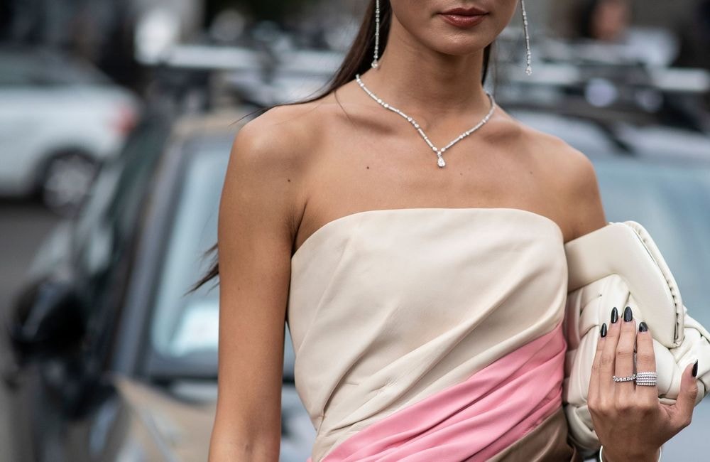 Faut-il associer son vernis à ongles à son sac à main cet automne ?