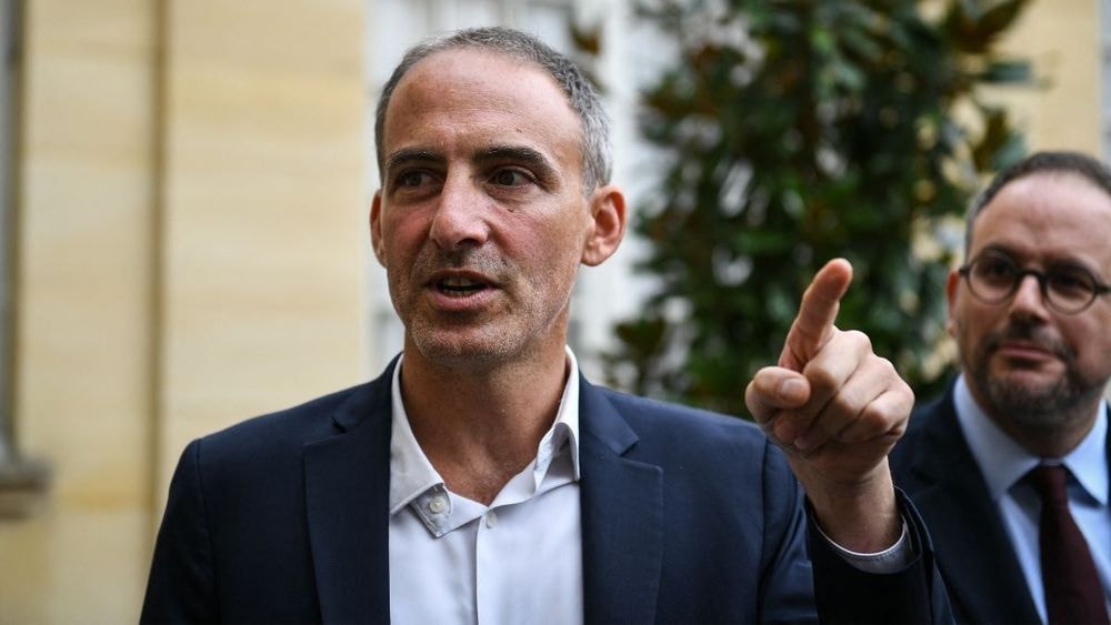 "Ça semble évident" : Raphaël Glucksmann évoque la présence de sa compagne Léa Salamé aux 20 heures de France 2