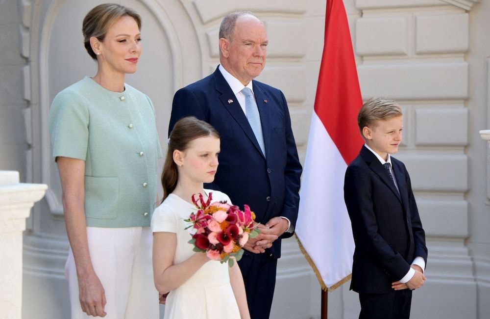 Albert et Charlène de Monaco, tout sourire avec Jacques et Gabriella pour la Saint-Jean