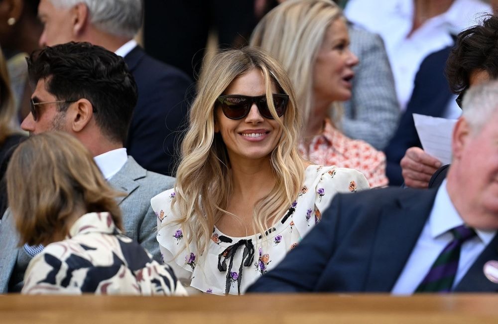 Ultra-court et fleurie : Sienna Miller adopte la petite robe d'été parfaite à Wimbledon