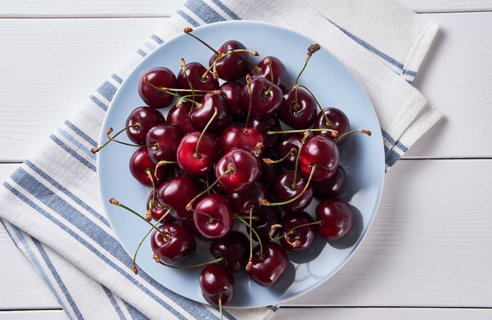 Anti-gaspi : voici l'astuce originale pour transformer les queues de cerises en boisson détox