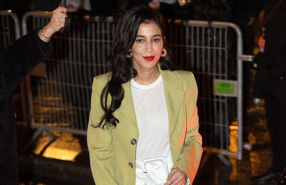 En trench vert canard, Leïla Bekhti électrise le défilé Alaïa