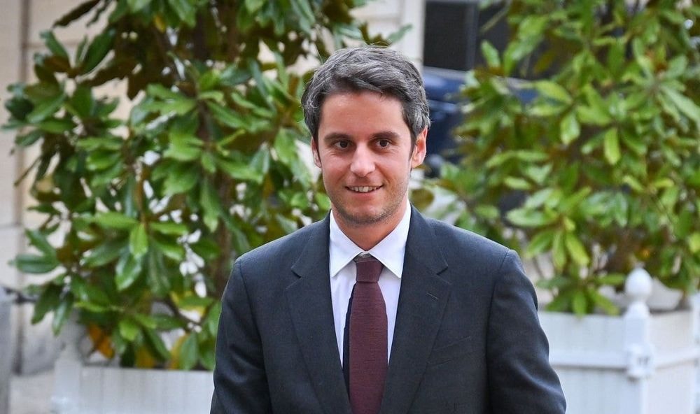Gabriel Attal (36 ans) gaga de sa petite Jacqueline, il présente cet adorable bébé pour la toute première fois