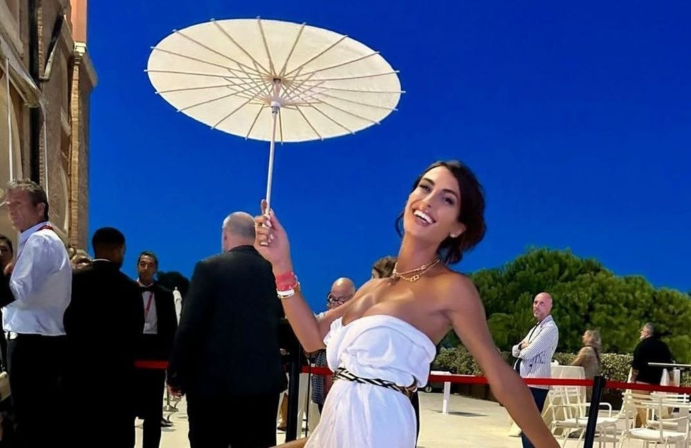 La folle histoire de la robe volée dans le train : elle arrive sur le tapis rouge de la Mostra dans un drap