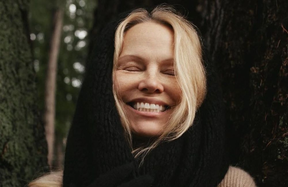 Pamela Anderson remet au goût du jour cette façon très française de porter son écharpe