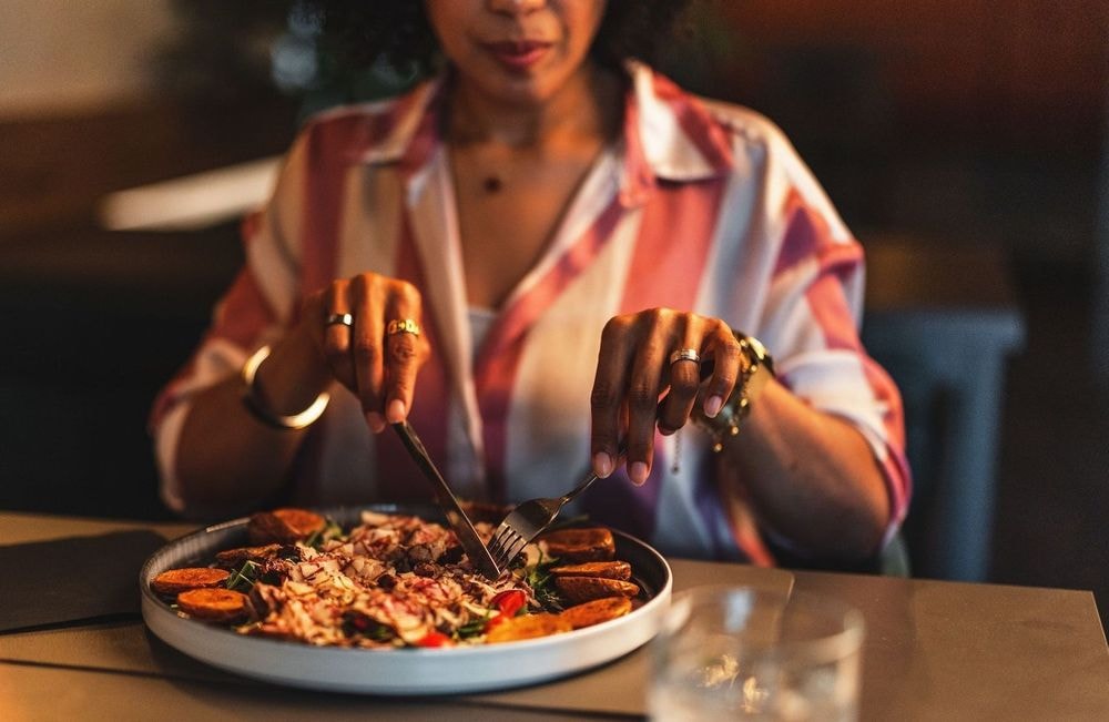 Vieillissement cutané : cette habitude au dîner que les dermatologues conseillent de surveiller