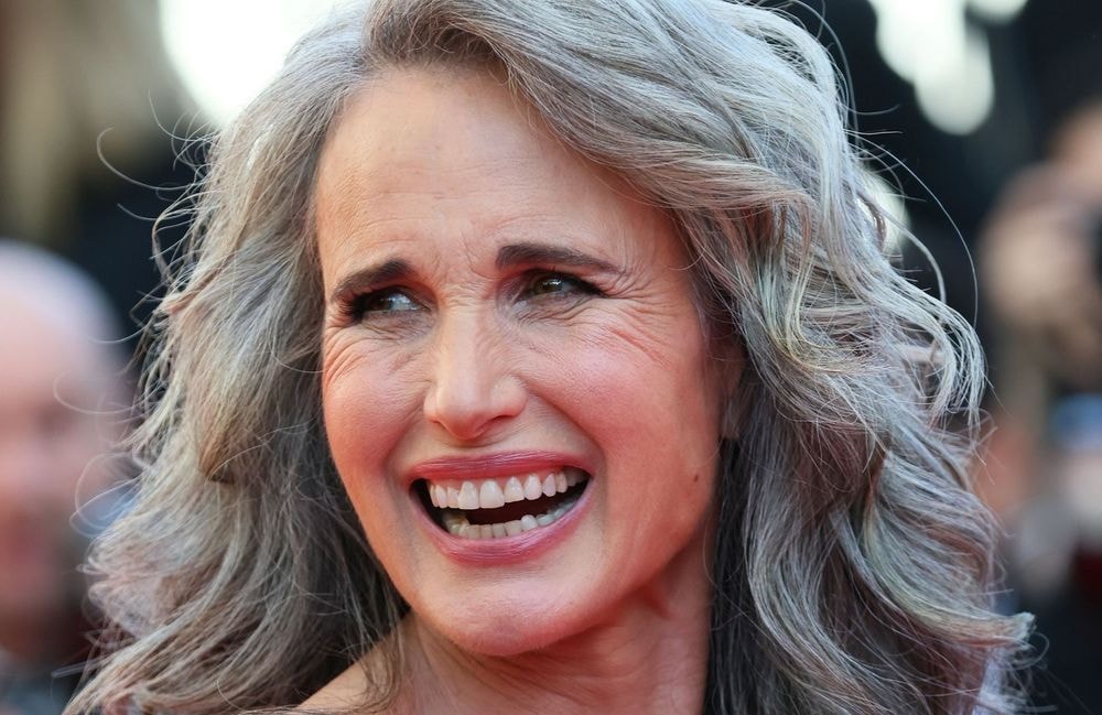 « Je ne trouve pas que ça me vieillit » : Andie MacDowell répond aux critiques sur ses cheveux blancs