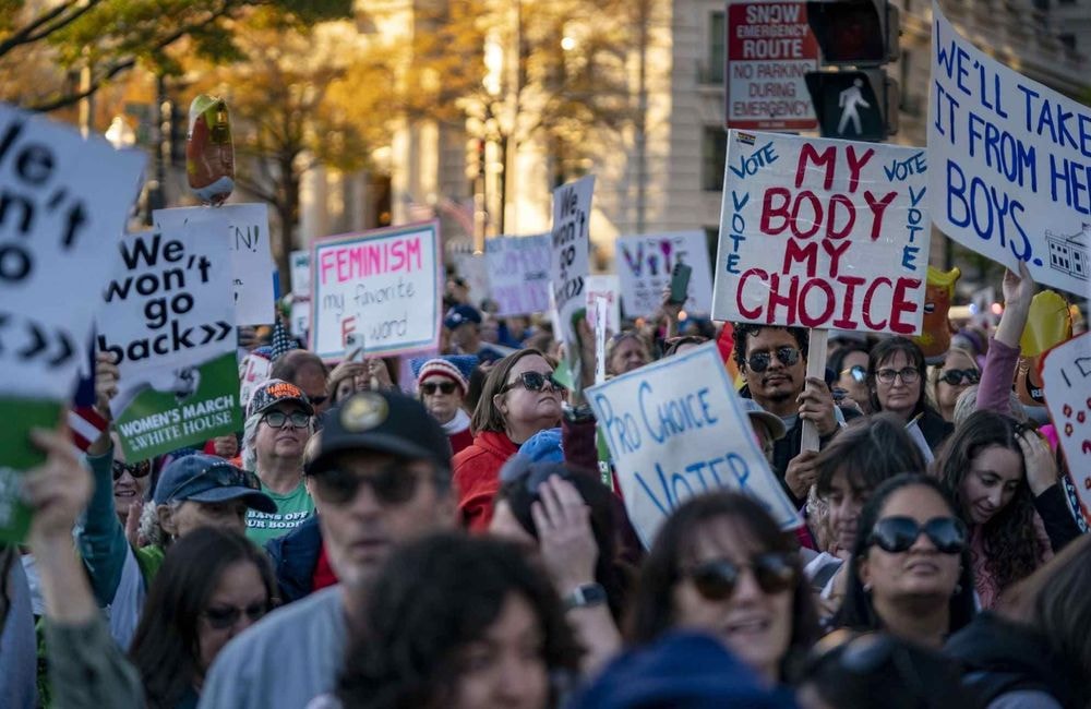 Présidentielle américaine : la marche de milliers de femmes pour défendre leurs droits et Kamala Harris