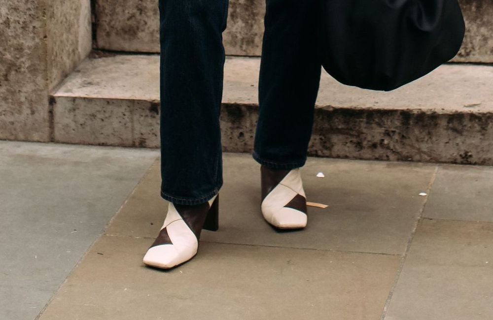 Cet automne, ces bottes à bout carré vont jouer l’accord parfait avec le duo jean et blazer