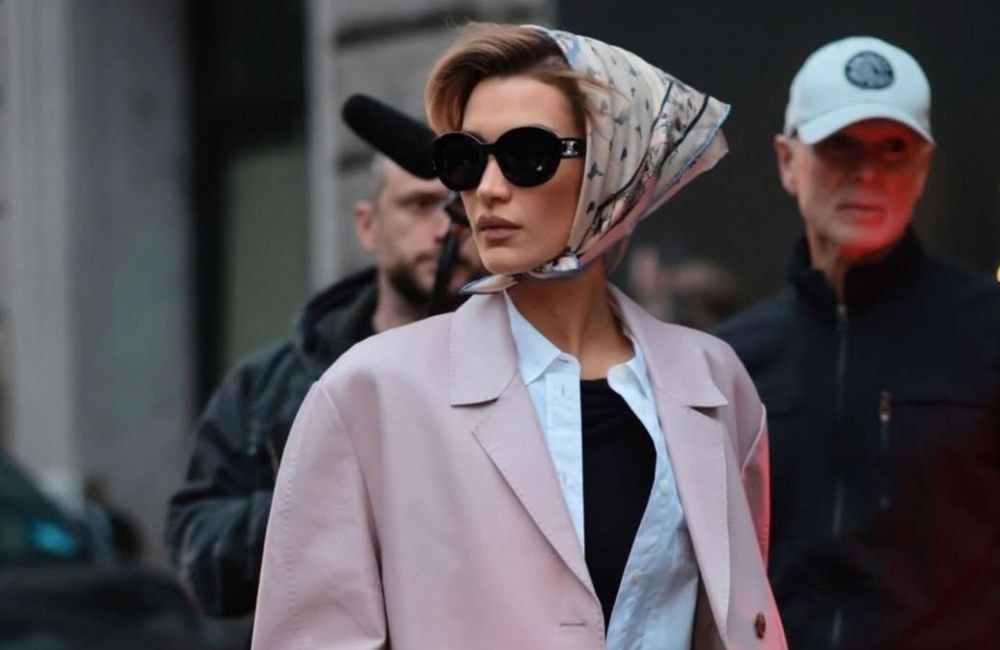 Dans les rues de New York, Bella Hadid remet au goût du jour l’accessoire cheveux préféré de Grace Kelly