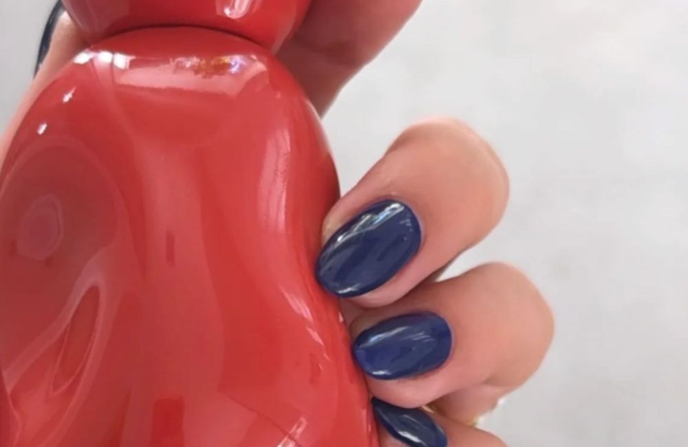 « Midnight nails », la nouvelle tendance manucure lancée par Hailey Bieber