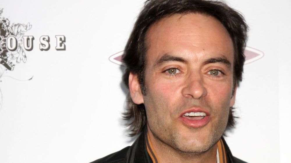 Anthony Delon : un mois après le décès de son père, il touche les internautes avec un message émouvant