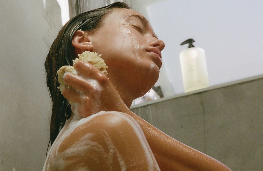 Gant de toilette ou mains : quelle est la meilleure façon de se laver selon les dermatologues ?