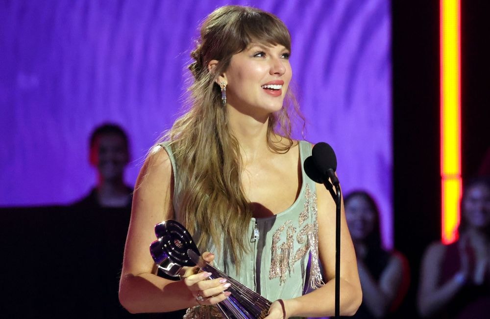 Taylor Swift remet au goût du jour sa coiffure iconique de 2016