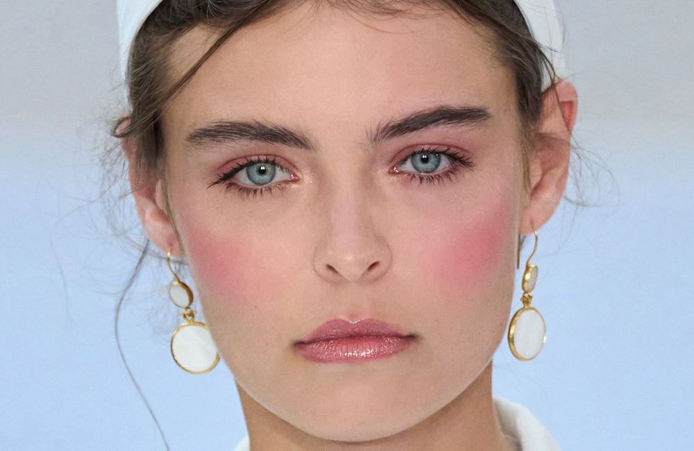 Boyfriend blush : cette façon de porter le fard à joues va changer votre routine make-up