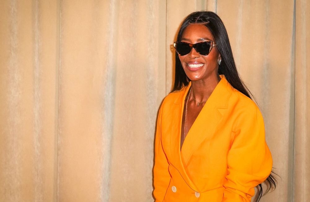 Chevelure XXL blond miel : Naomi Campbell délaisse sa crinière noire au profit d’une coloration lumineuse