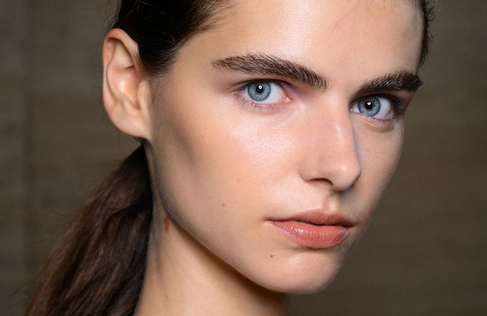 Après le marron, le mascara gris s’impose comme la nuance inattendue de l’automne