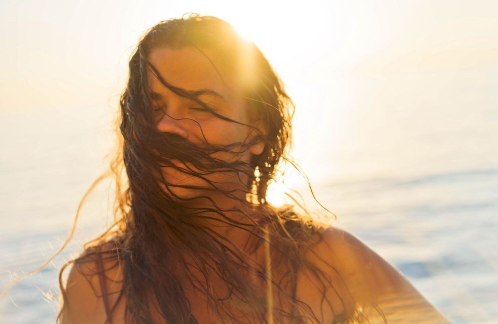 Cheveux et soleil : faut-il adapter son shampoing à la saison ?