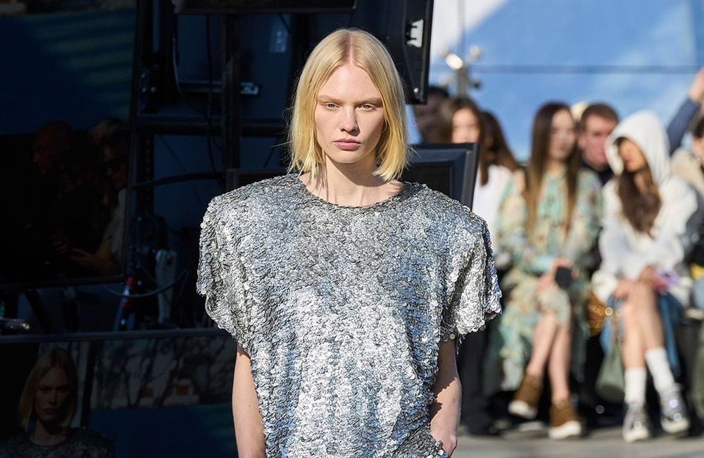 Robes, sacs, tops…  Les sequins ont-ils encore un avenir sur nos vêtements ?