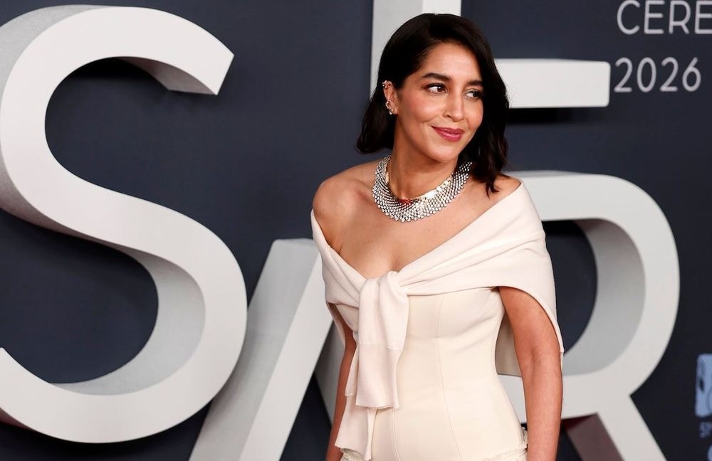 Aux César 2026, Leïla Bekhti casse les codes avec son pull noué sur sa robe de soirée
