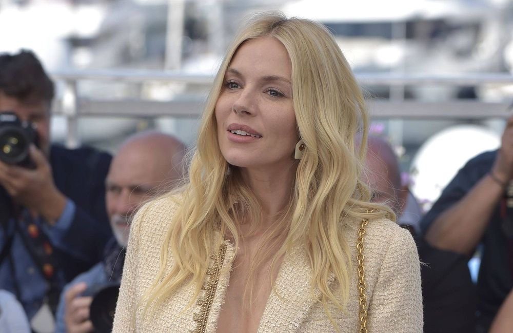 Sienna Miller : son astuce de look anti « boring » pour un mariage