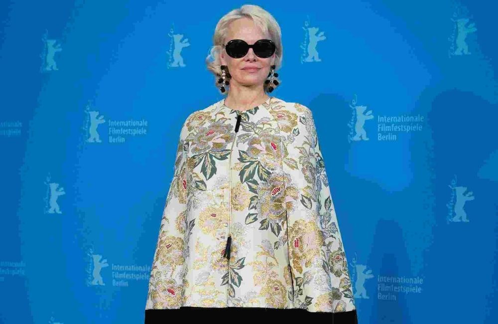 À 58 ans, Pamela Anderson sublime la robe courte avec une cape spectaculaire à Berlin