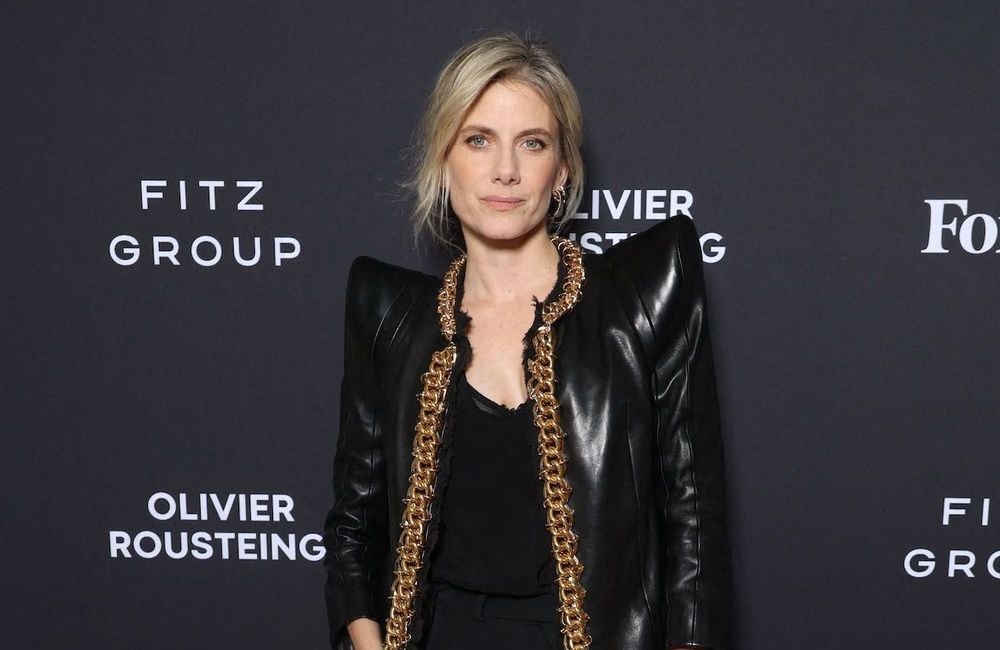 Chaussures à plateforme XXL et épaulettes maxi, Mélanie Laurent fait sensation en Balmain