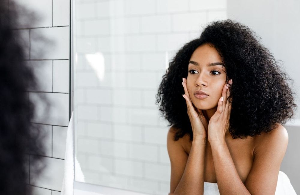 Ces habitudes quotidiennes peuvent considérablement assécher la peau selon une dermatologue