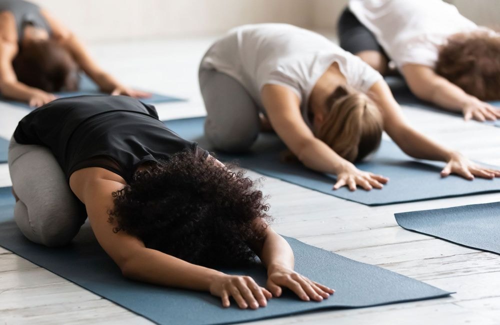 Yoga à Paris : un cours géant organisé sous la pyramide inversée du Louvre