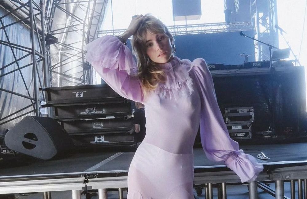 Suki Waterhouse relance le violet bohème, teinte phare de la rentrée