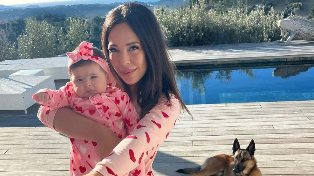 Kim Glow : épuisée, elle veille sur son chien renversé par une voiture