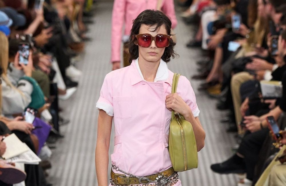 La chemise à manches courtes est la pièce polyvalente à adopter pour un style effortless cet été