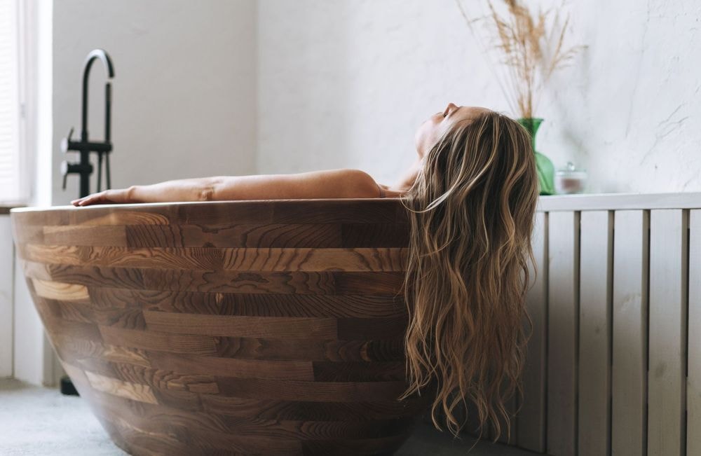 Pourquoi les blondes doivent arrêter de tremper leurs cheveux dans l’eau du bain ?