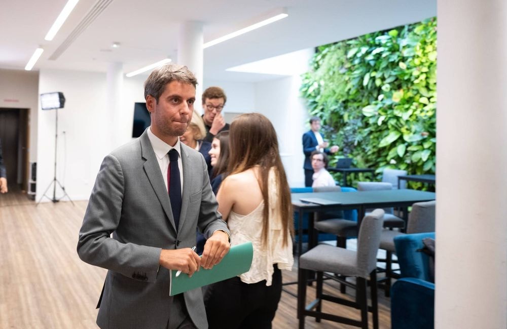 Le débat sur une « GPA éthique » relancé par Gabriel Attal