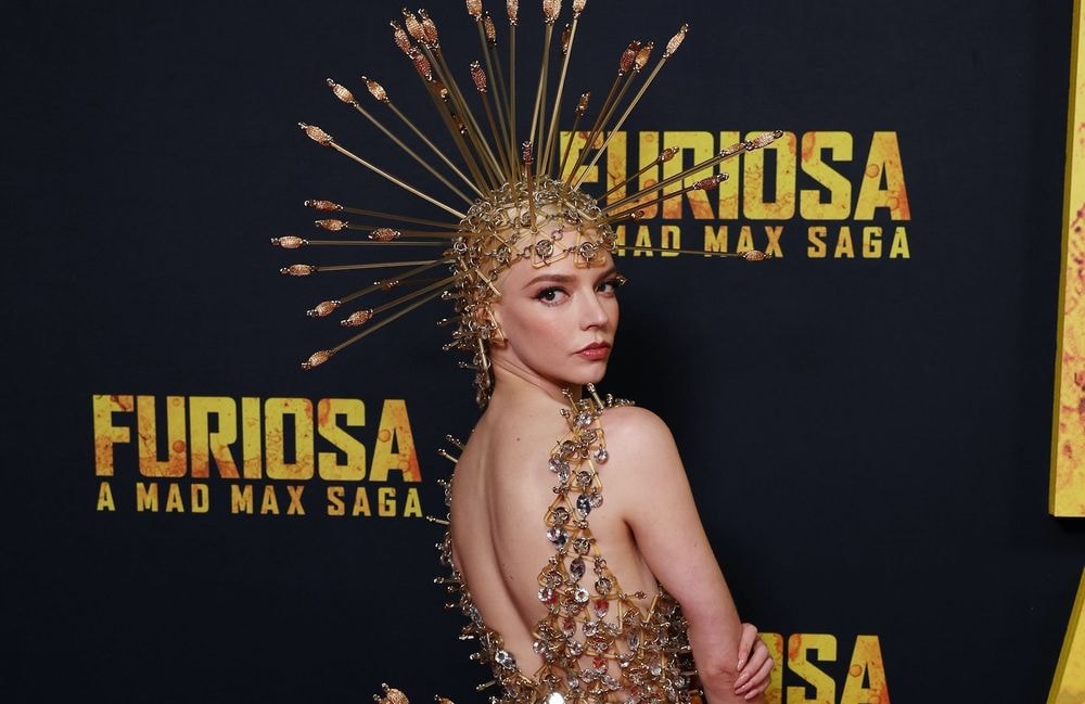 Flèches, cotte de maille et transparence : Anya Taylor-Joy ressuscite une incroyable robe vintage Paco Rabanne