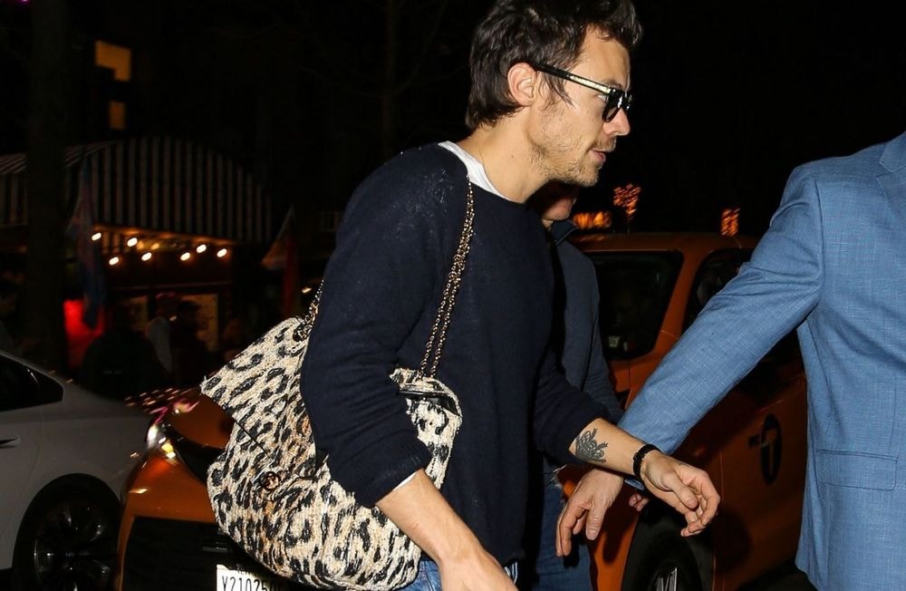 Harry Styles adopte ce sac Chanel léopard et confirme son statut d’icône mode