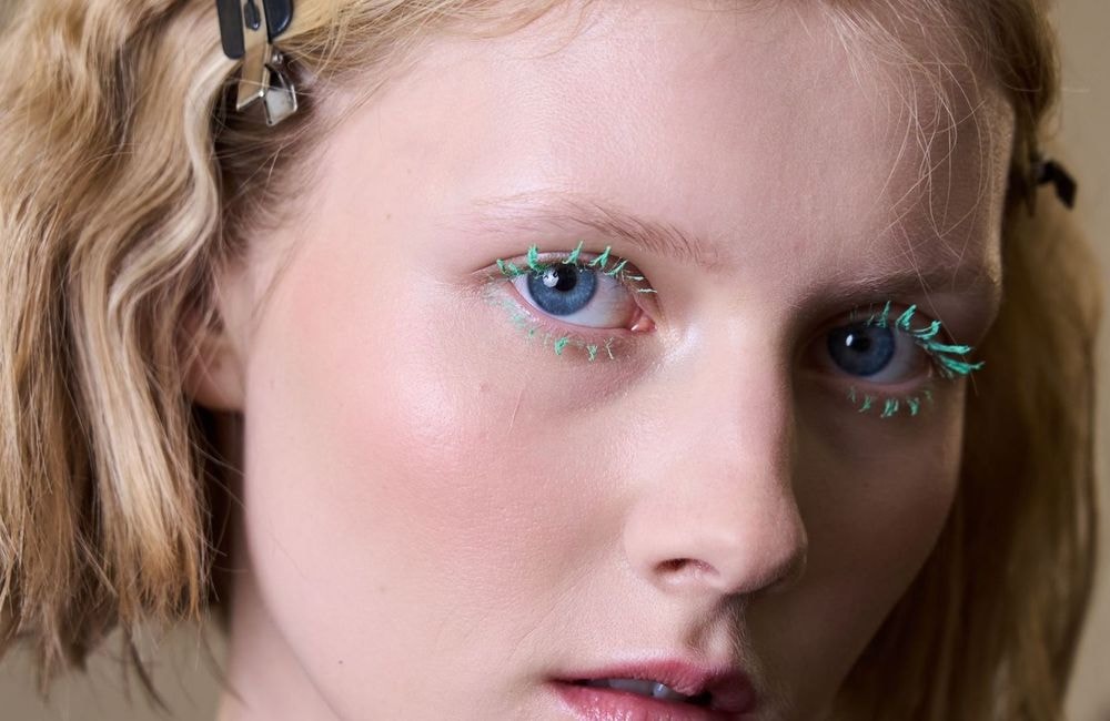 Après le mascara bleu électrique, cette nouvelle couleur fait son entrée dans les tendances