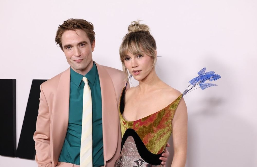Suki Waterhouse évoque ses envies de maternité avec Robert Pattinson : « Peut-être agrandir ma famille »