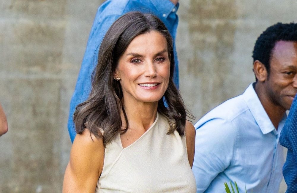 La reine Letizia d'Espagne fait sensation dans une robe Mango au col asymétrique