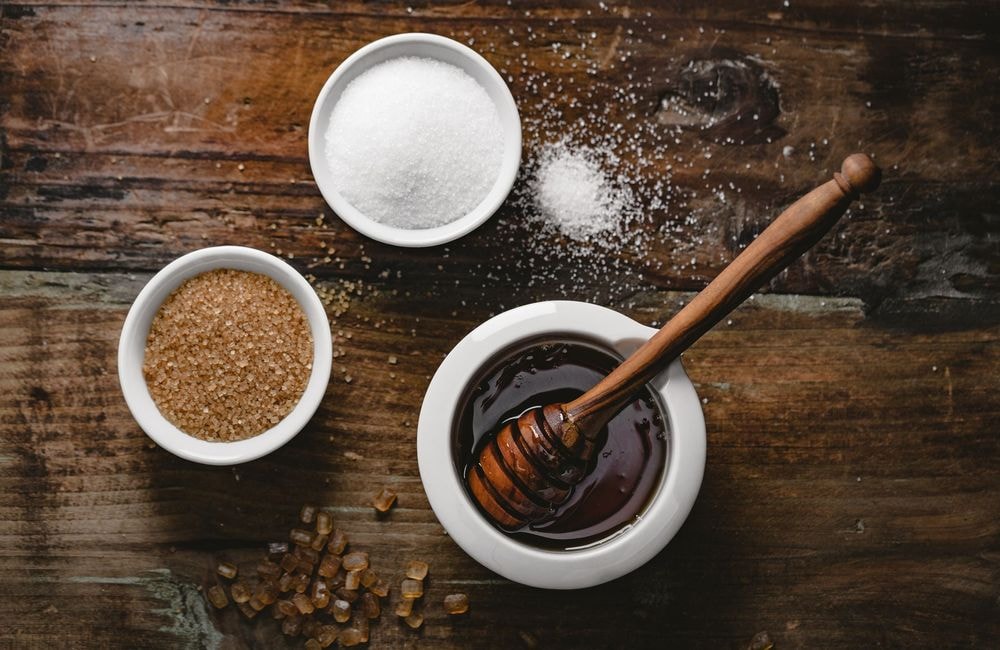 Le miel est-il vraiment meilleur que le sucre blanc pour la santé ?