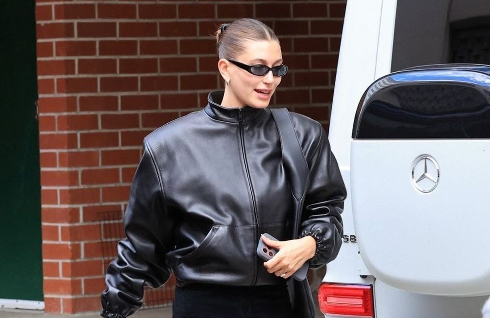 Hailey Bieber confirme le retour de ce pantalon qui allonge la silhouette