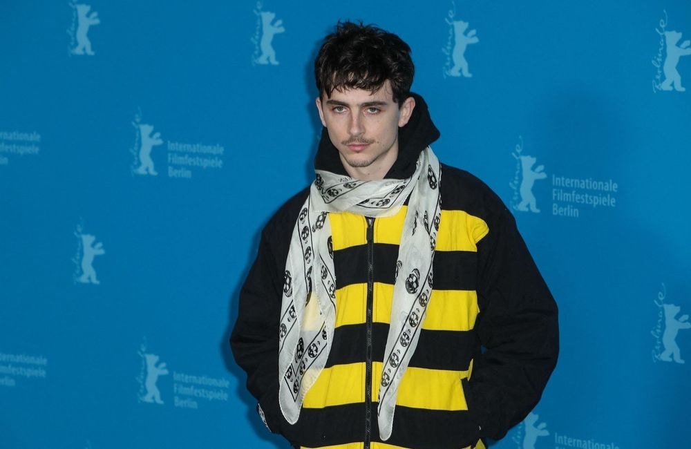 Accessoire phare des années 2000, Timothée Chalamet remet au goût du jour le foulard Skull d’Alexander McQueen