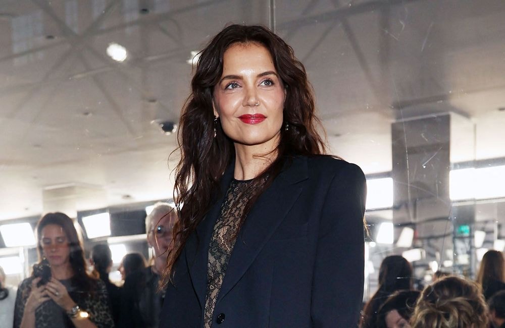 Katie Holmes : son astuce infaillible pour mixer chaussures noires et pantalon blanc avec style