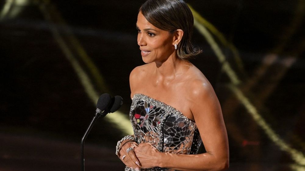 Oscars 2025 : Halle Berry embrasse Adrien Brody devant sa petite amie sur le tapis rouge