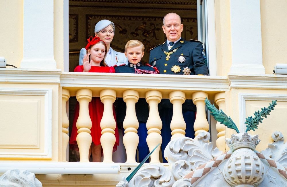 Albert et Charlène de Monaco profitent d’une journée sportive aux Jeux d'hiver avec Jacques et Gabriella