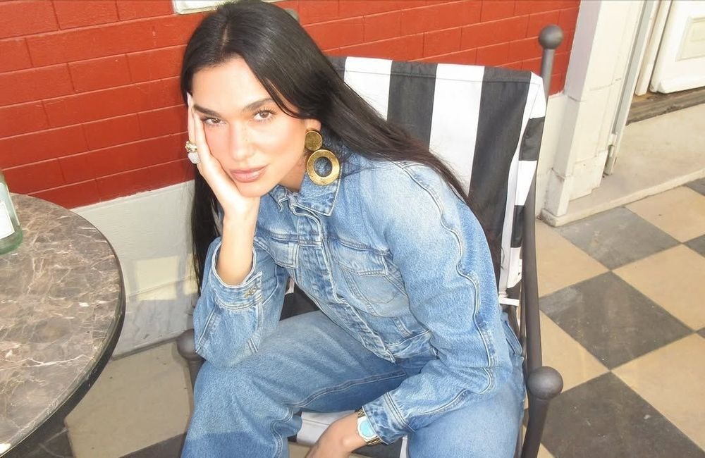 Pour un effet bonne mine instantané, Dua Lipa ne porte plus que cet audacieux fard à paupières
